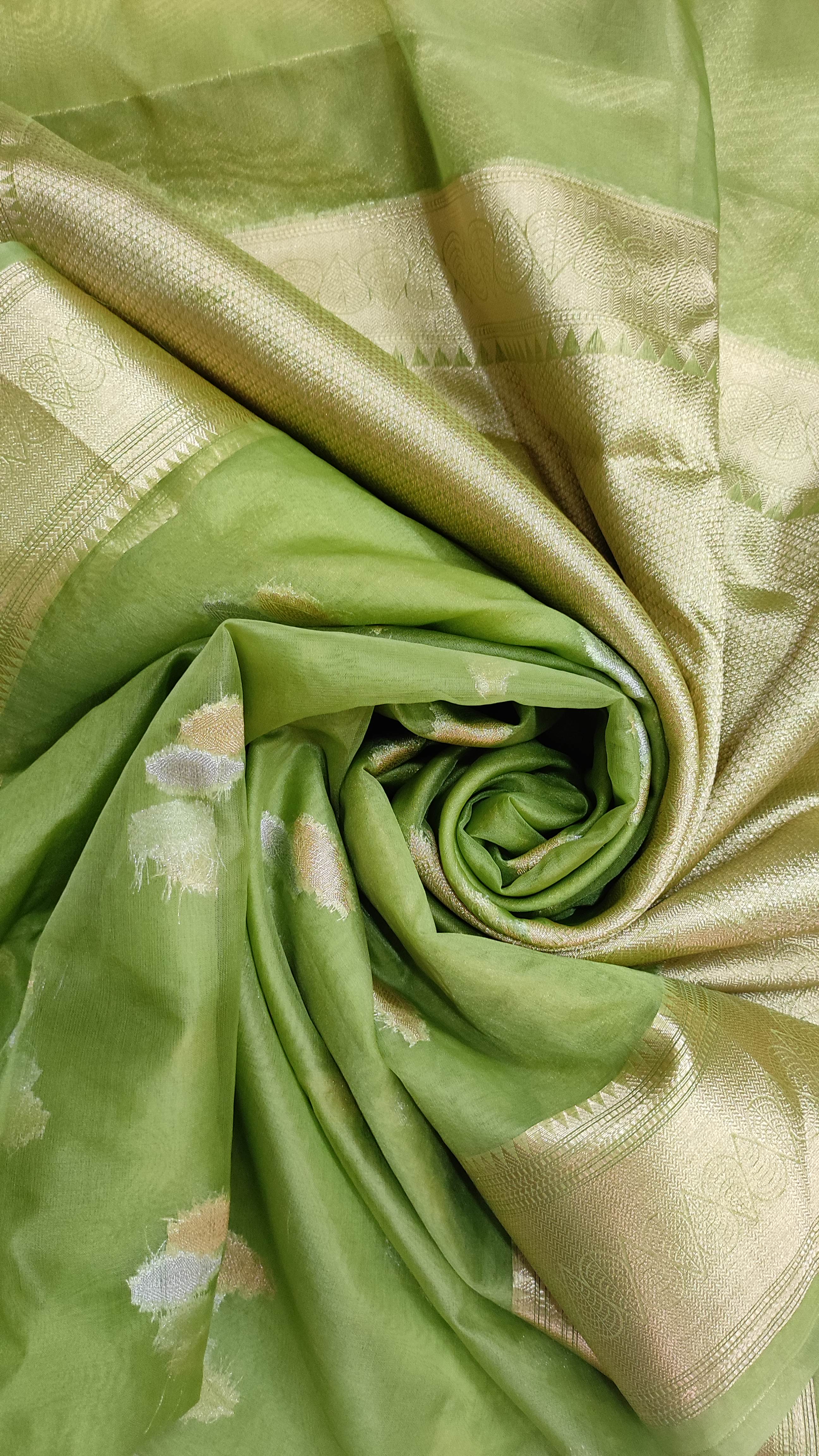 The Weaver's Organza Banarasi Saree With Gold And Silver Buti - THE WEAVER