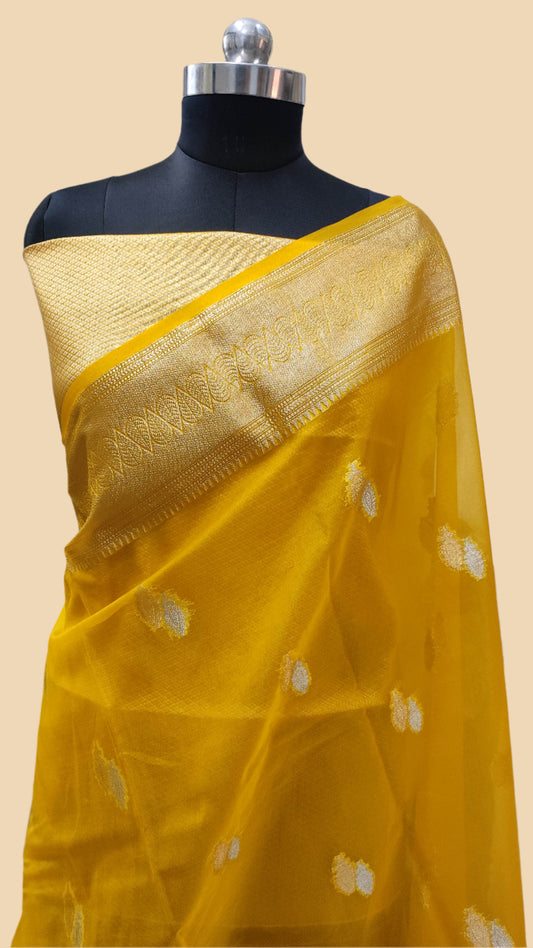The Weaver's Organza Banarasi Saree With Gold And Silver Buti - The Weaver Banaras